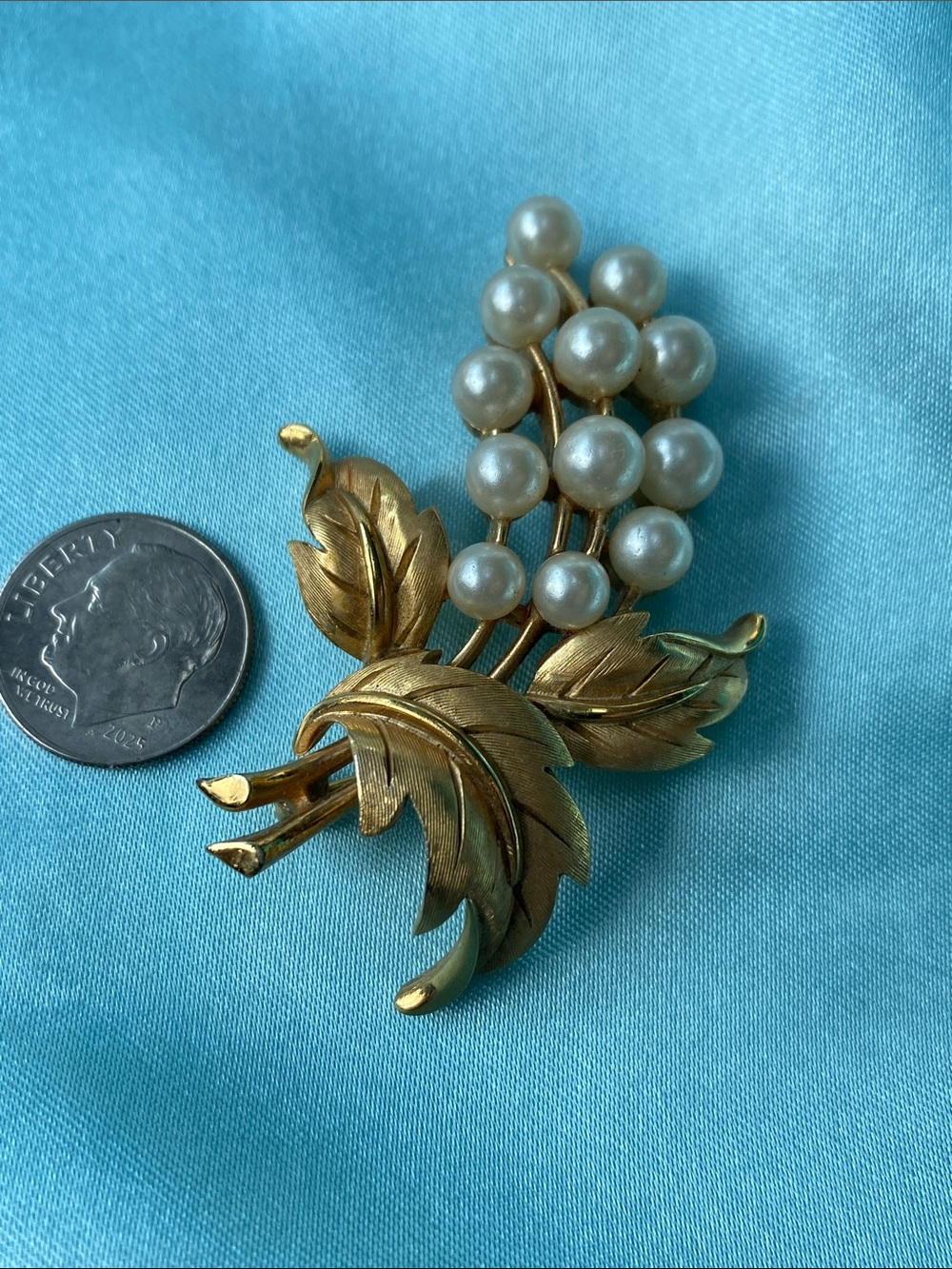 Signed Crown Trifari Faux Pearl Cluster Gold-Tone Leaf Brooch Pin - Picture 5 of 6